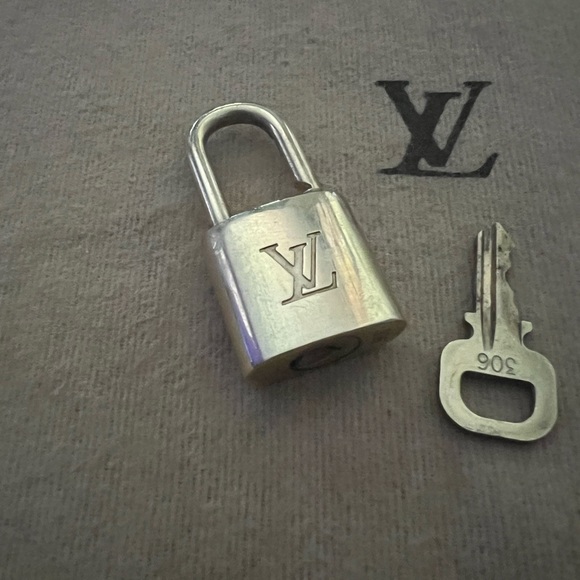 Authentic Louis Vuttion Padlock💌 Pink set included - Picture 2 of 8